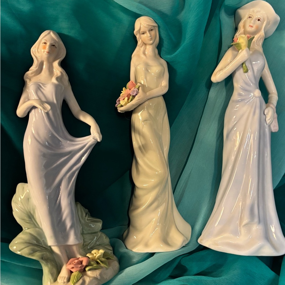 Elegant Ceramic Figurine Set - White and Cream